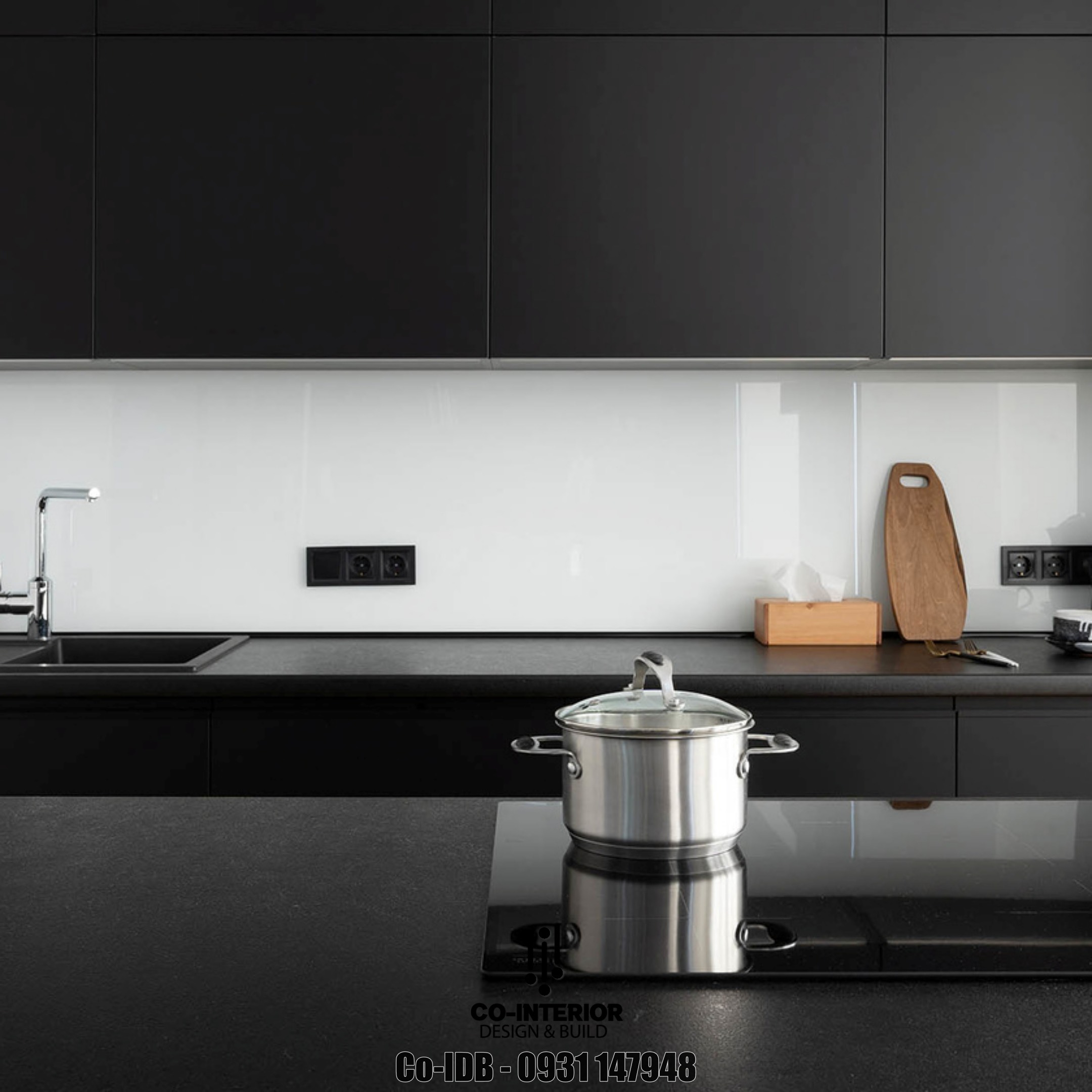 nhà bếp với tông màu đen chủ đạo