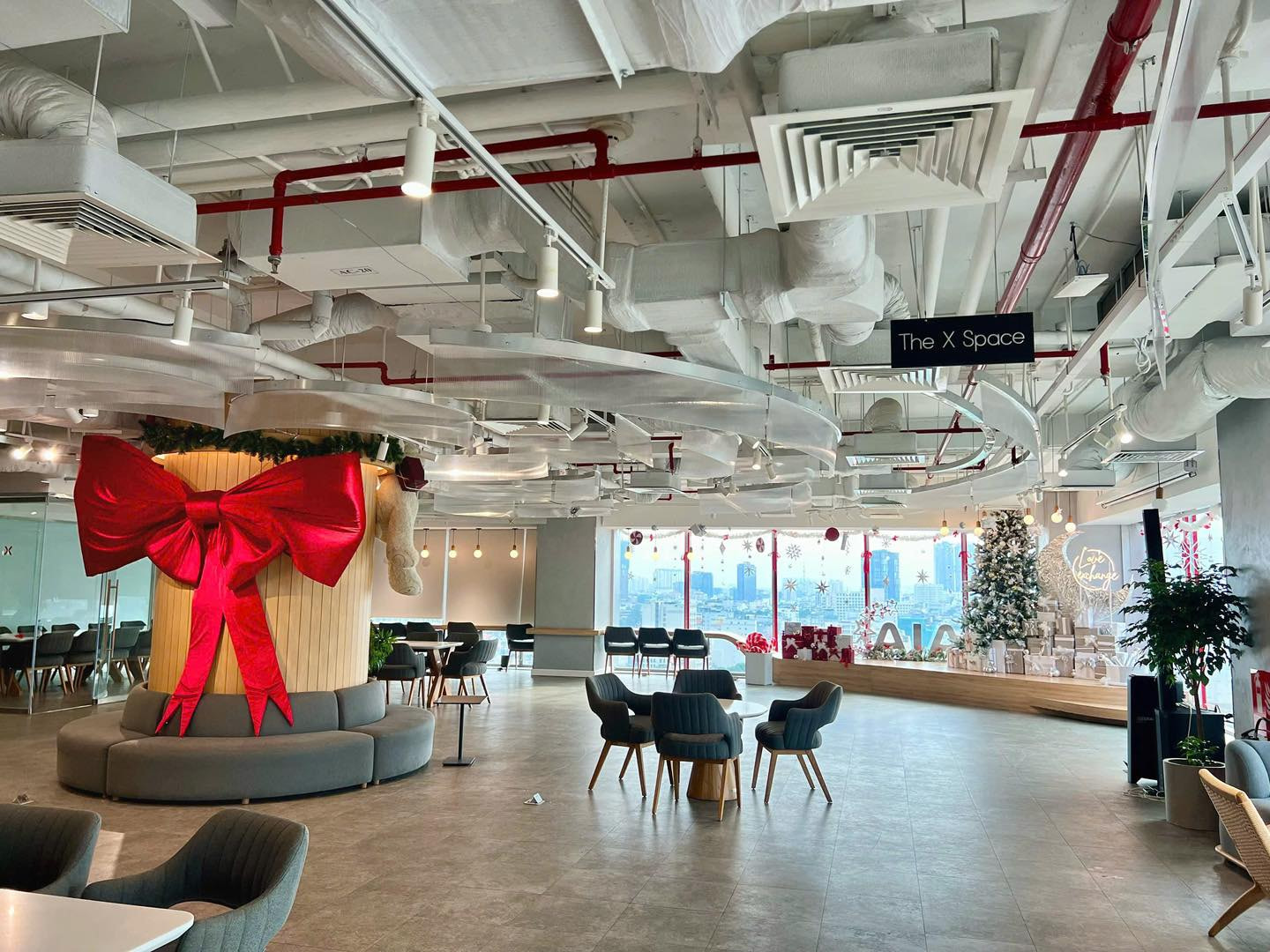 Trang trí Noel cho khu vực làm chung của doanh nghiệp AIA (Sưu tầm)