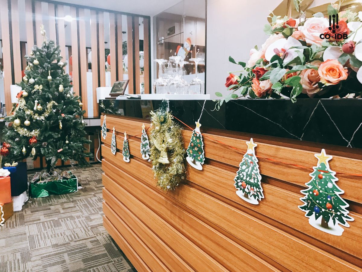 Khám phá 5 mẫu trang trí Noel văn phòng độc đáo