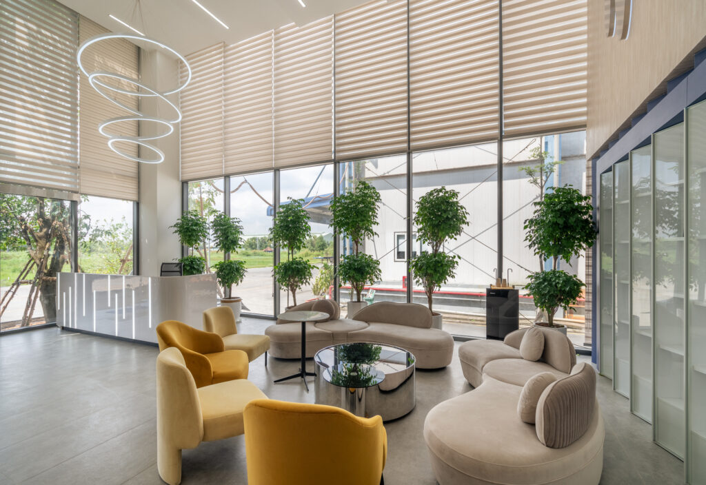 Không gian đón khách vô cùng đẳng cấp cùng điểm nhấn ở bộ sofa nhung đẹp mắt