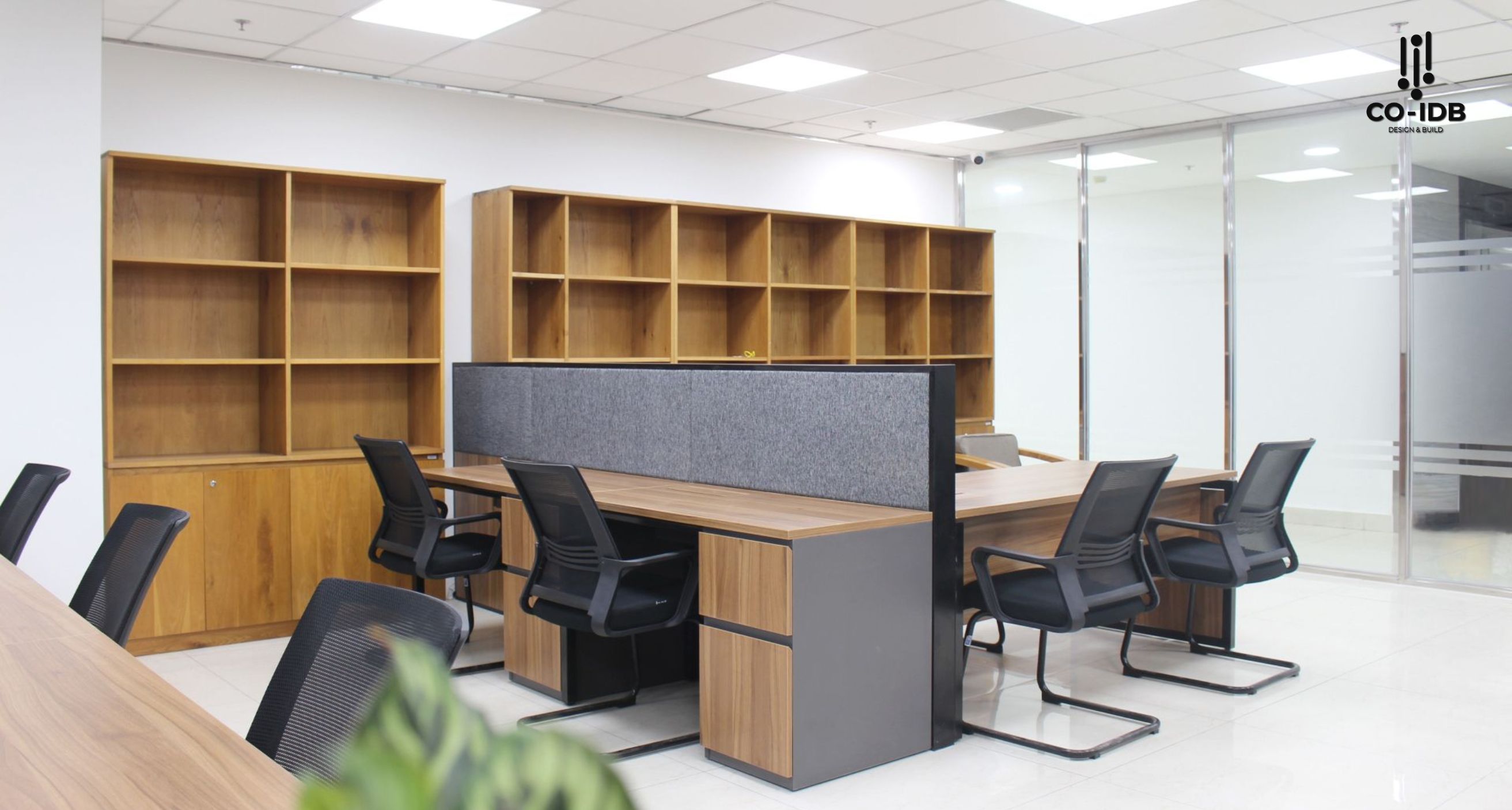 Sử dụng bàn hay tủ hợp lý vẫn đảm bảo không gian tối giản