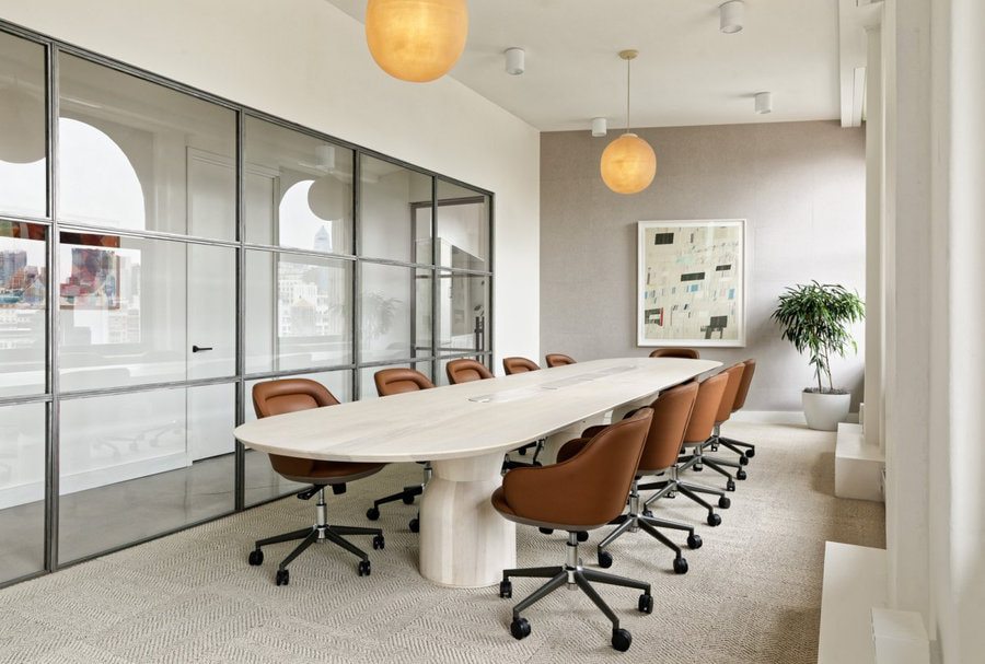 Bàn họp Oval gỗ công nghiệp mang đến vẻ gần gũi cho không gian