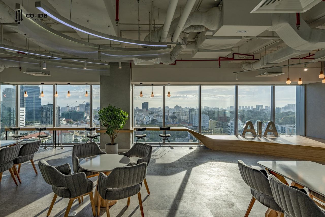 Khu vực ngồi thư giãn sát cửa kính với view toàn cảnh thành phố tại tầng cao văn phòng Shinhan Bank