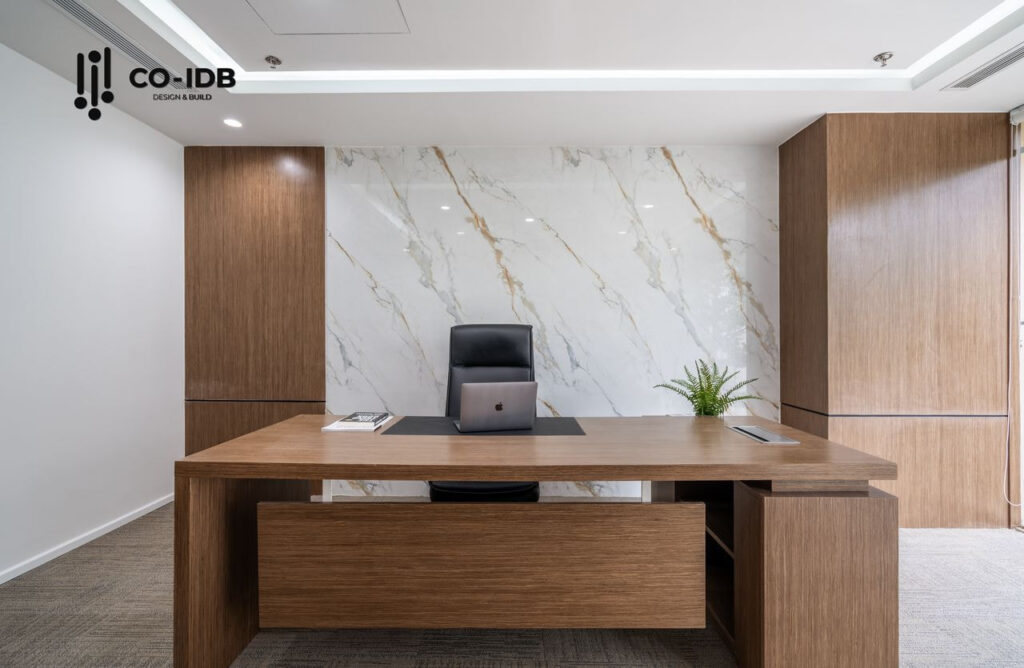 Không gian phòng Giám đốc được thiết kế tối giản, sang trọng cùng vách đá marble vân mây phía sau tạo điểm nhấn đắt giá, thể hiện đẳng cấp và tinh tế