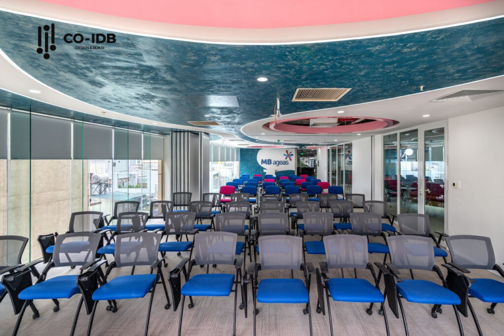 Mẫu thiết kế khu vực training vô cùng rộng rãi hiện đại 