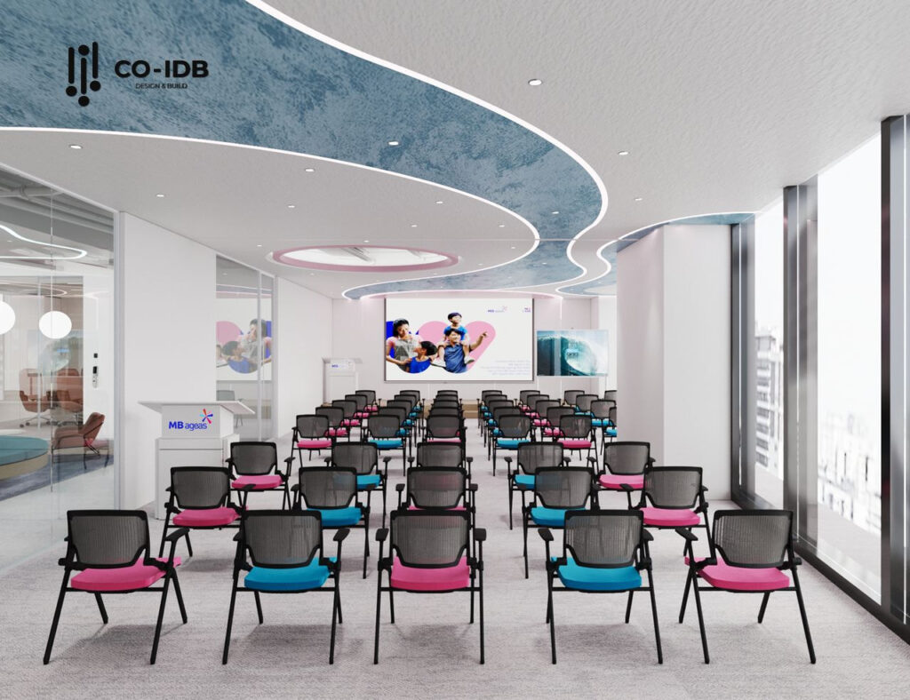 Phòng training được thiết kế hiện đại với điểm nhấn trần uốn lượn độc đáo và các mảng màu xanh dịu nhẹ tạo hiệu ứng thị giác ấn tượng