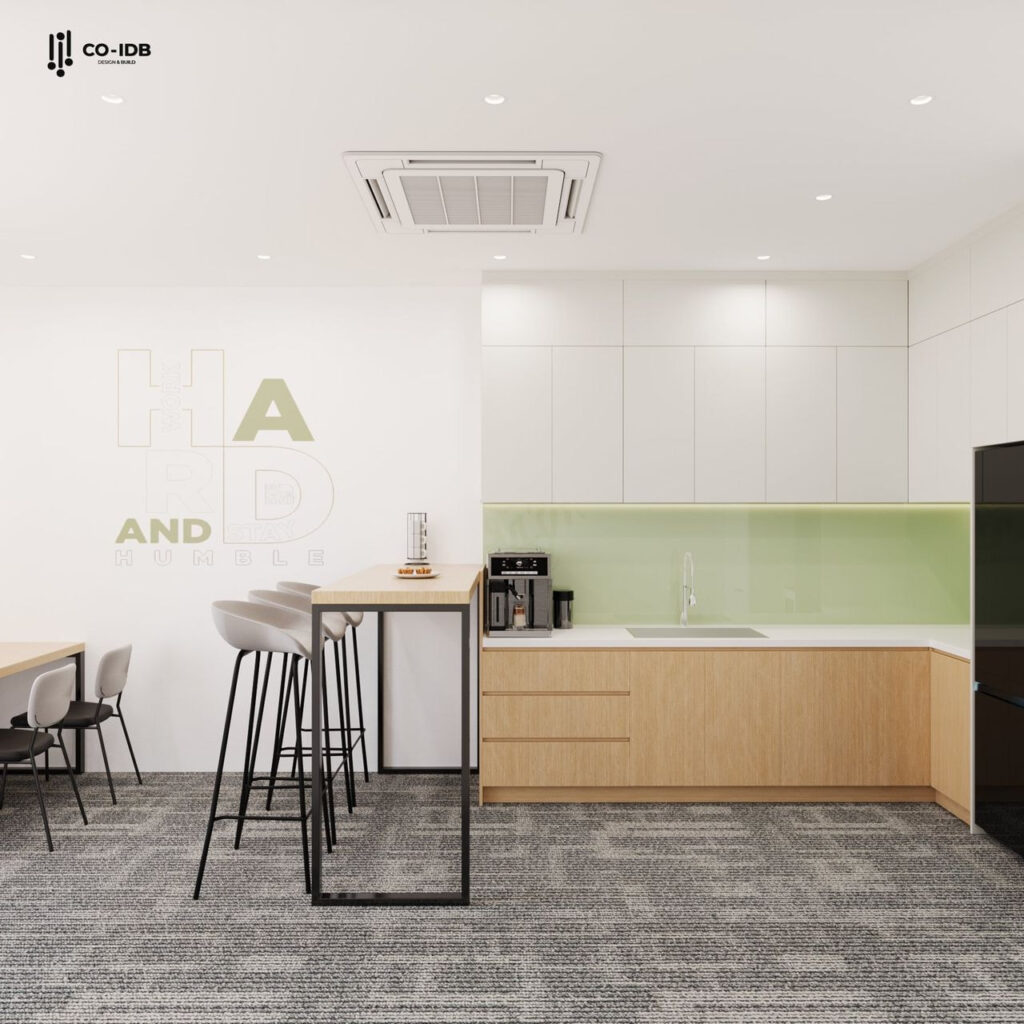 Quầy pantry có bố trí tủ bếp kịch trần giúp tăng diện tích lưu trữ