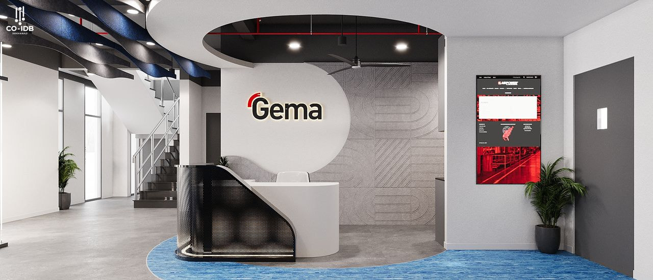 Quầy tiếp tân Gema với logo gắn tường, quầy bàn cong viền kim loại, trần ốp vải cách âm và ánh sáng thả trần.