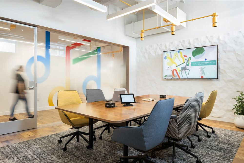 Phòng họp sáng tạo với tông màu tươi sáng, ghế đa dạng màu sắc mang đến không gian đầy cảm hứng