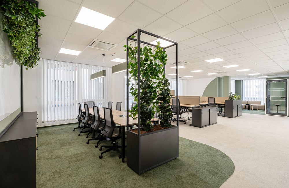 Thiết kế văn phòng công nghệ với tone xanh chủ đạo giúp tạo cảm giác tươi mới