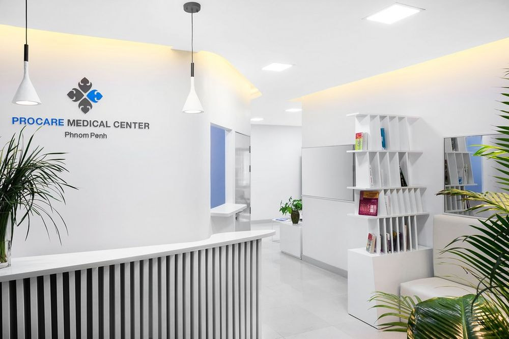 Mẫu văn phòng công ty y tế thể hiện rõ thương hiệu doanh nghiệp với điểm nhấn ở logo ngay quầy lễ tân