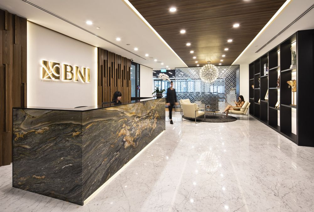 Không gian khu vực lễ tân toát lên sự chuyên nghiệp với điểm nhấn ở hệ trần ốp gỗ đẹp mắt