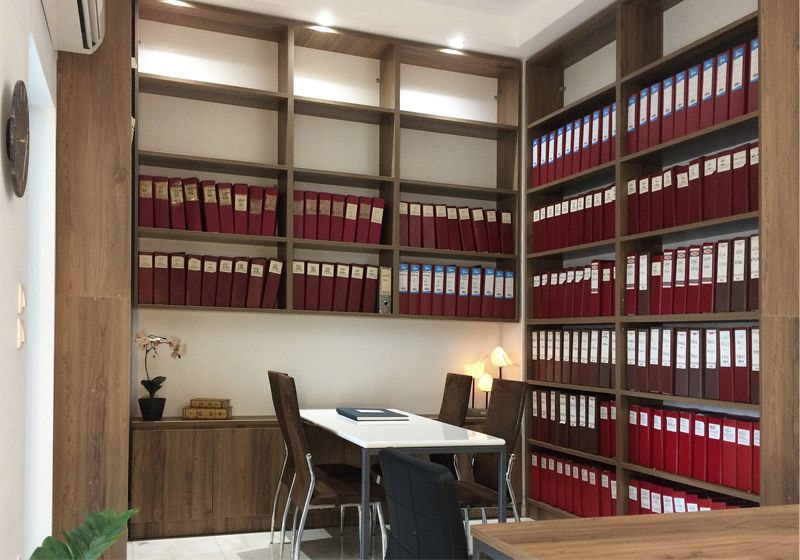 Không gian lưu trữ tài liệu vô cùng thông thoáng với lối thiết kế hệ tủ kịch trần giúp tối ưu không gian