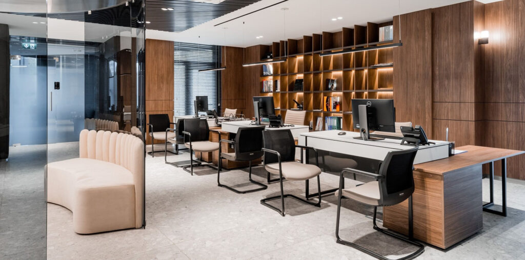 Mẫu văn phòng công chứng toát lên sự đẳng cấp với chất liệu gỗ được sử dụng chủ đạo cho toàn bộ không gian