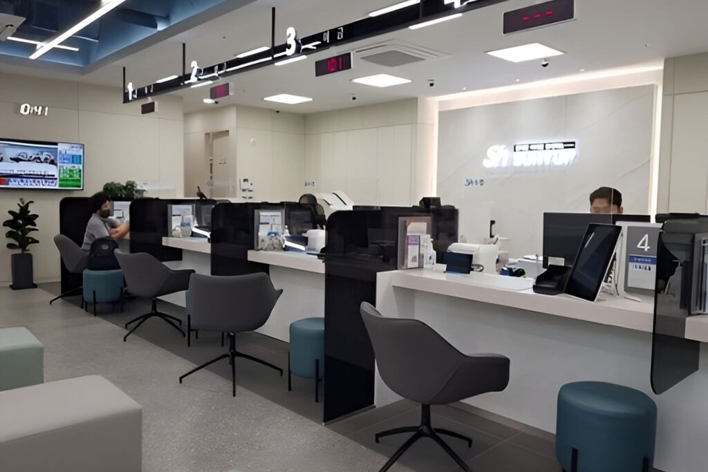 Không gian văn phòng công chứng toát lên vẻ nhẹ nhàng với tone trắng, nâu gỗ chủ đạo