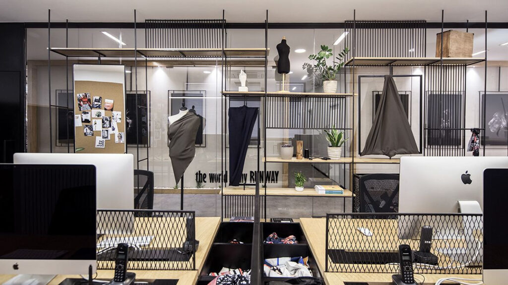 Mẫu thiết kế văn phòng công ty thời trang với lối thiết kế mở vô cùng thông thoáng