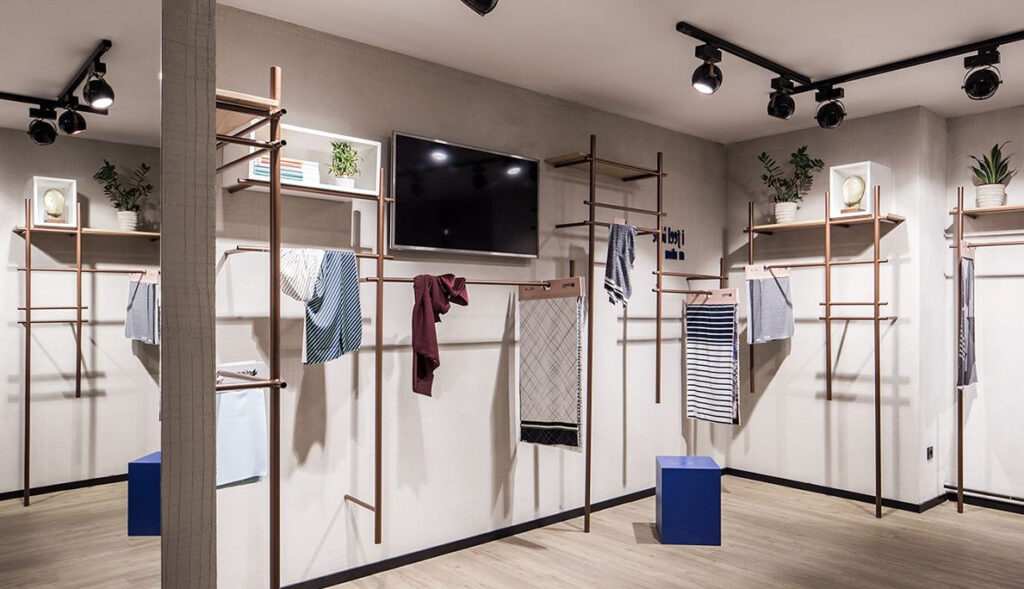 Mẫu phòng studio vô cùng đẹp mắt và có thêm các thanh ngang để treo sản phẩm mẫu cực tiện nghi