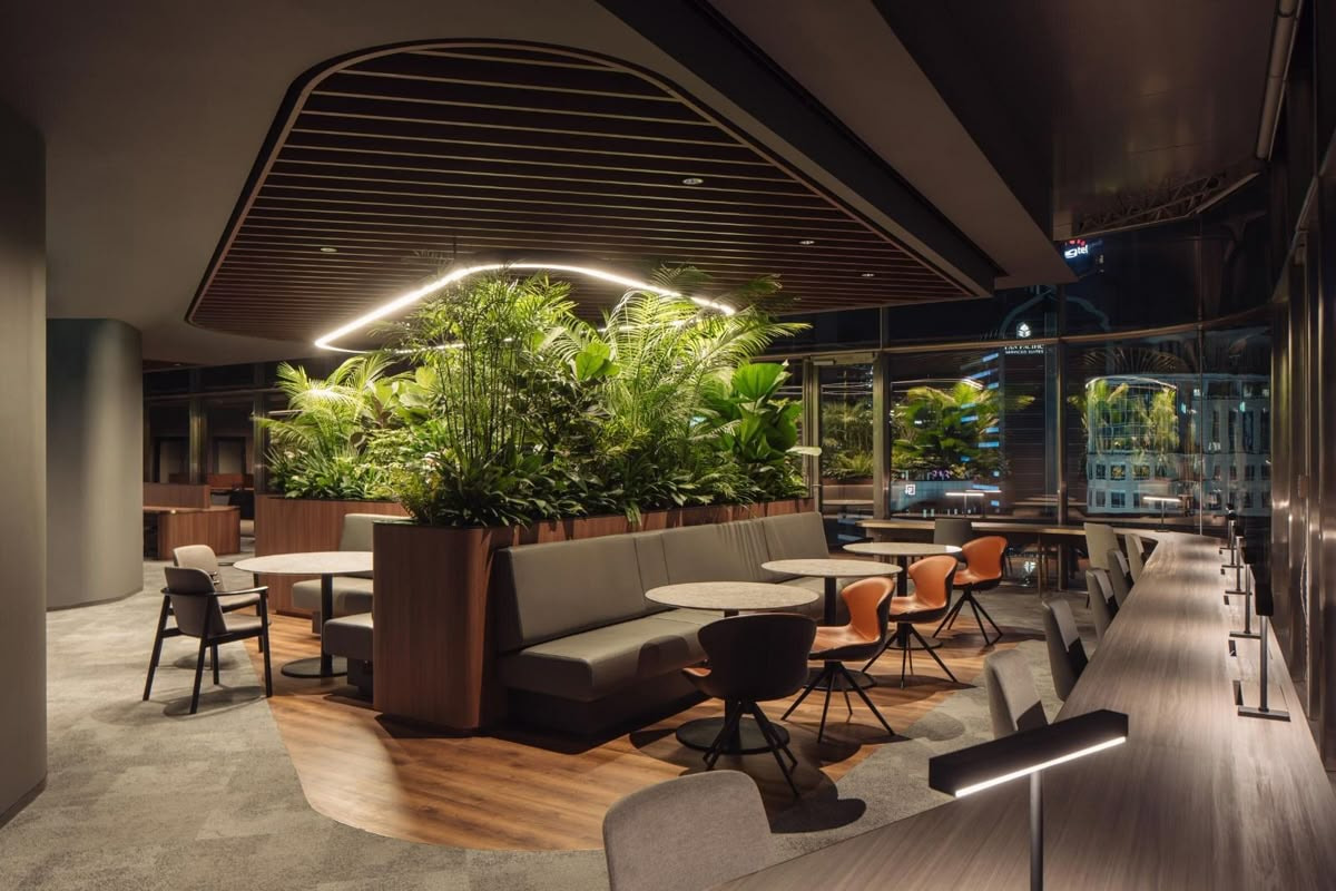 Văn phòng ưa sinh học mang vẻ gần gũi nhờ vào các yếu tố thiên nhiên được lồng ghép vào một cách khéo léo