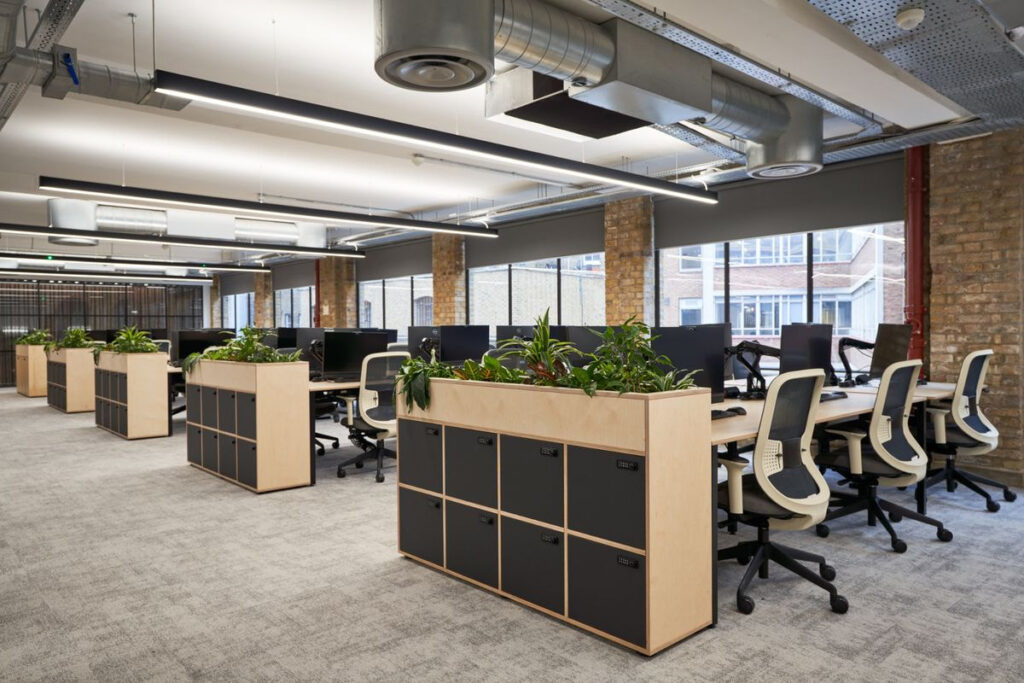 Mẫu văn phòng Biophilic hiện đại với chất liệu gỗ được sử dụng đồng bộ mang đến vẻ đẹp gần gũi, ấm cúng