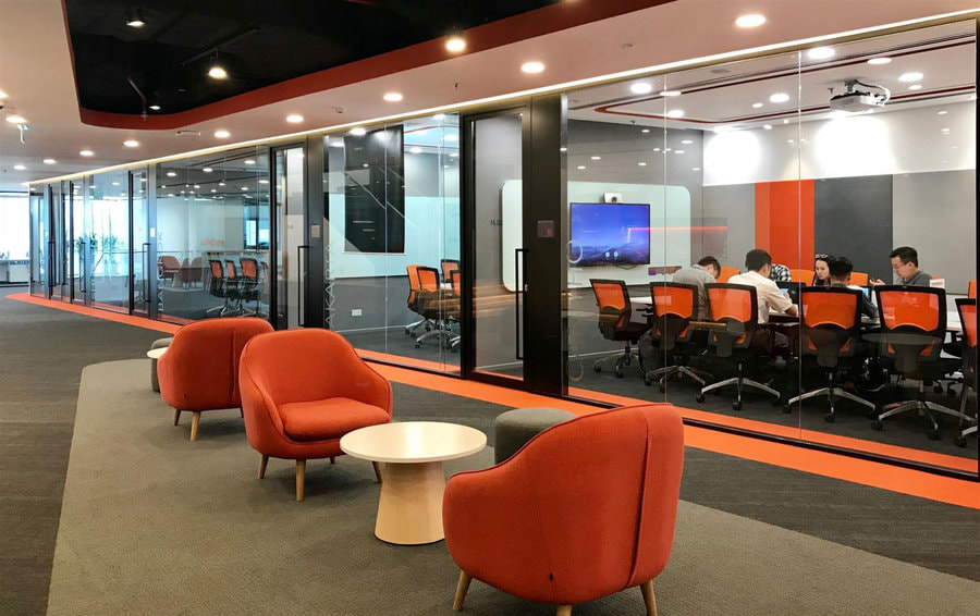 Văn phòng làm việc tại Indonesia hiện đại với sắc cam chủ đạo thể hiện rõ nét bản sắc thương hiệu