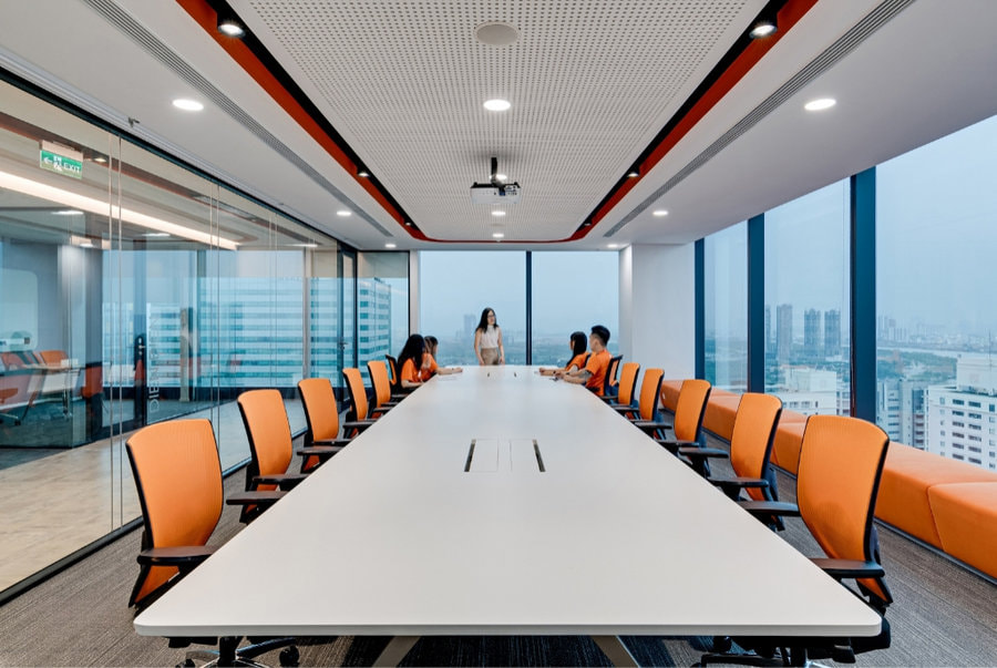 Thiết kế phòng họp với tone cam chủ đạo giúp thể hiện rõ nét hình ảnh thương hiệu