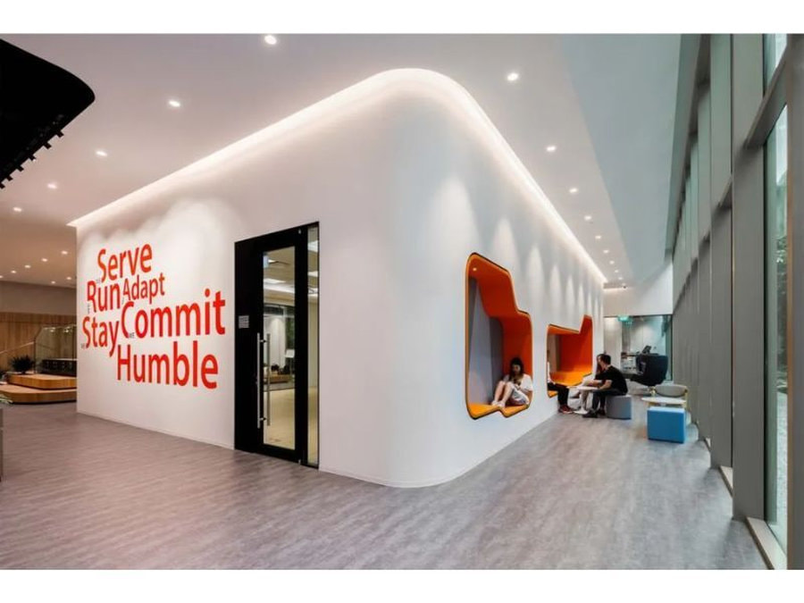 Không văn phòng mang vẻ đẹp nhẹ nhàng với tone màu trung tính chủ đạo