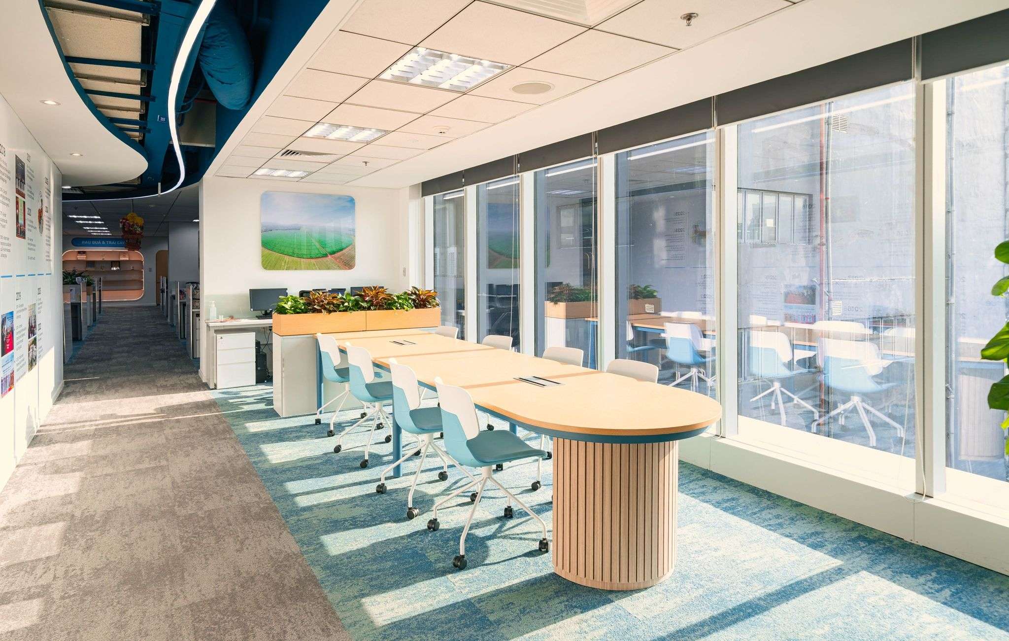 Trụ sở văn phòng làm việc TH Truue Milk thiết kế tận dụng ánh sáng bên ngoài bằng hệ cửa kính lớn