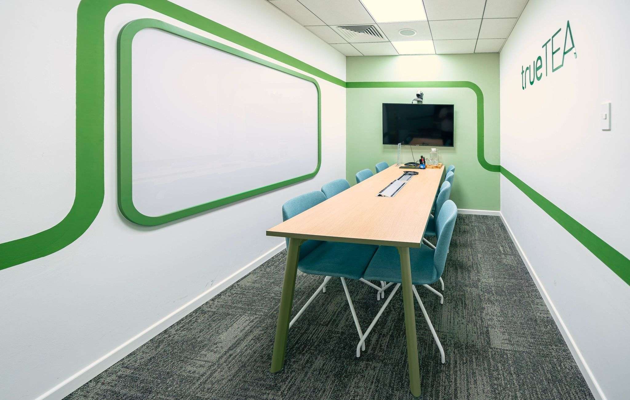Nội thất phòng họp dài chuyên nghiệp với trang trí đường line màu xanh lá cây năng động