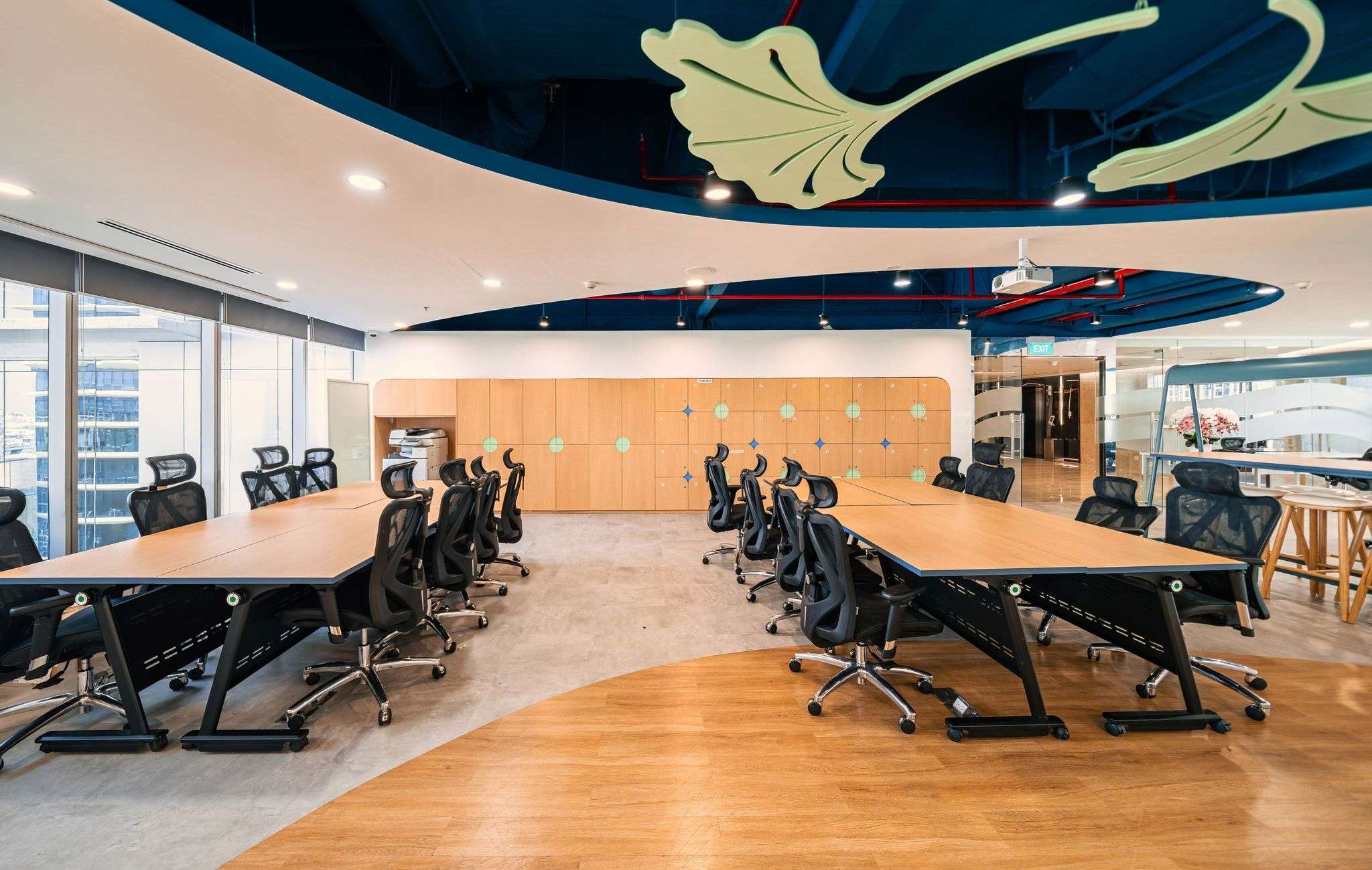 Hệ thống tủ locker gỗ và khu vực làm việc hiện đại cho nhân viên văn phòng.