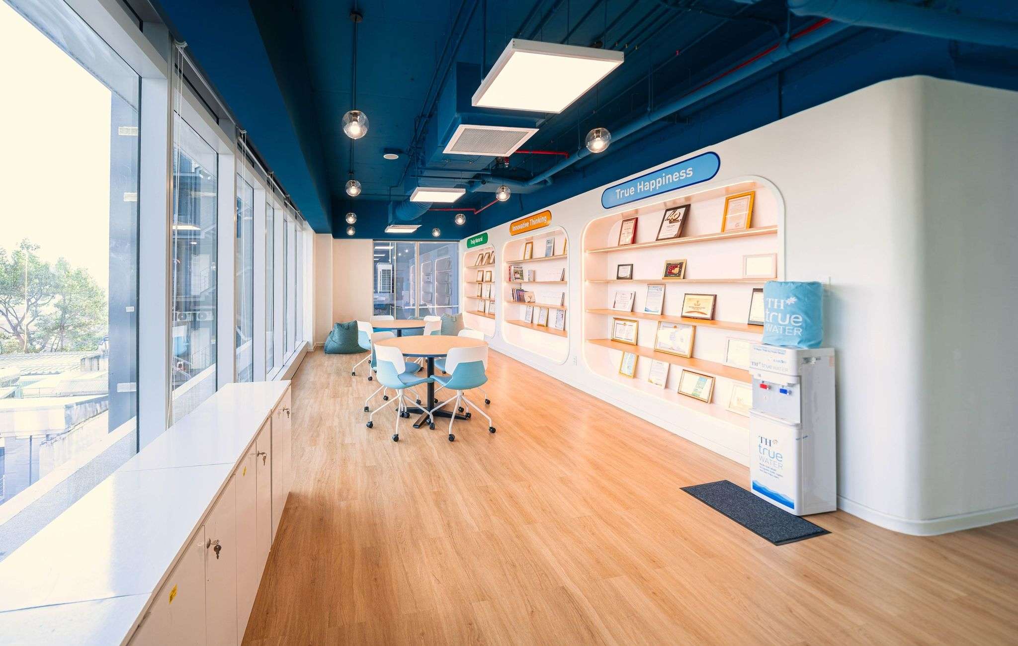 Thi công hệ thống phòng trưng bày sản phẩm tích hợp khu vực chờ chuyên biệt, hiện đại 