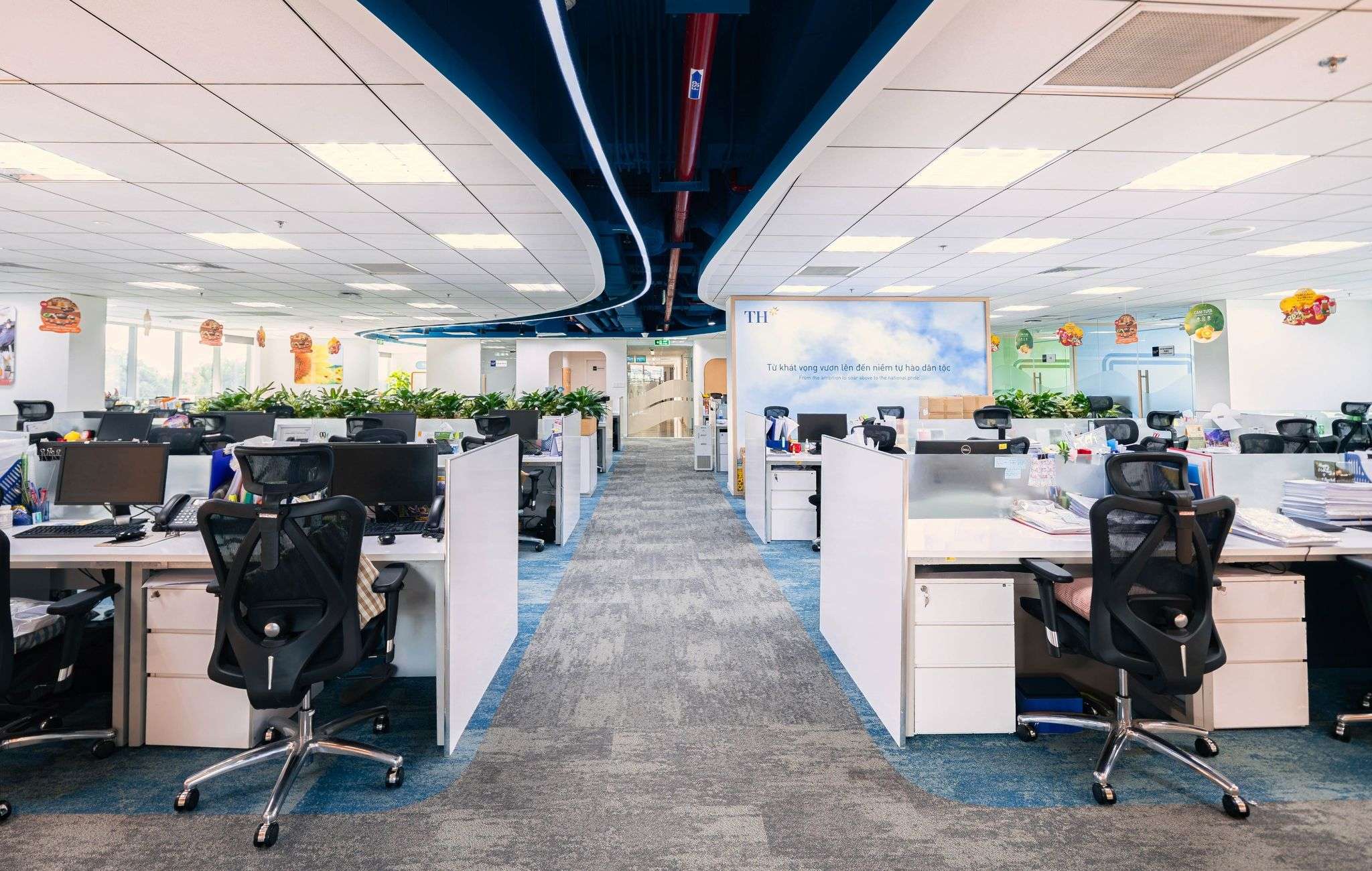 Khu vực làm việc ưu tiên lối thiết kế mở nhằm tạo sự rộng rãi, thông thoáng cho không gian tổng thể