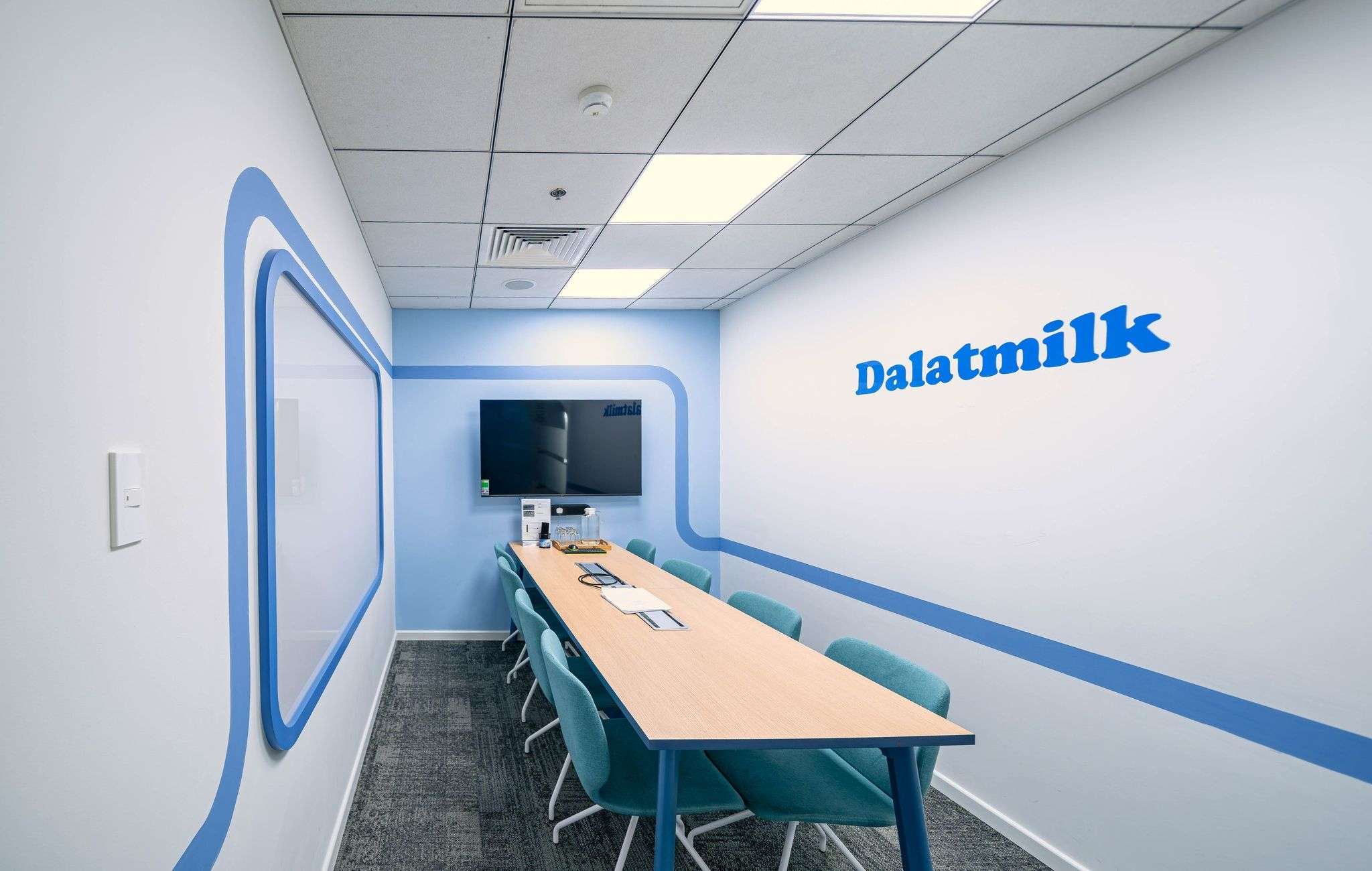 Thiết kế nội thất phòng họp phong cách tối giản với nhận diện thương hiệu Dalatmilk.
