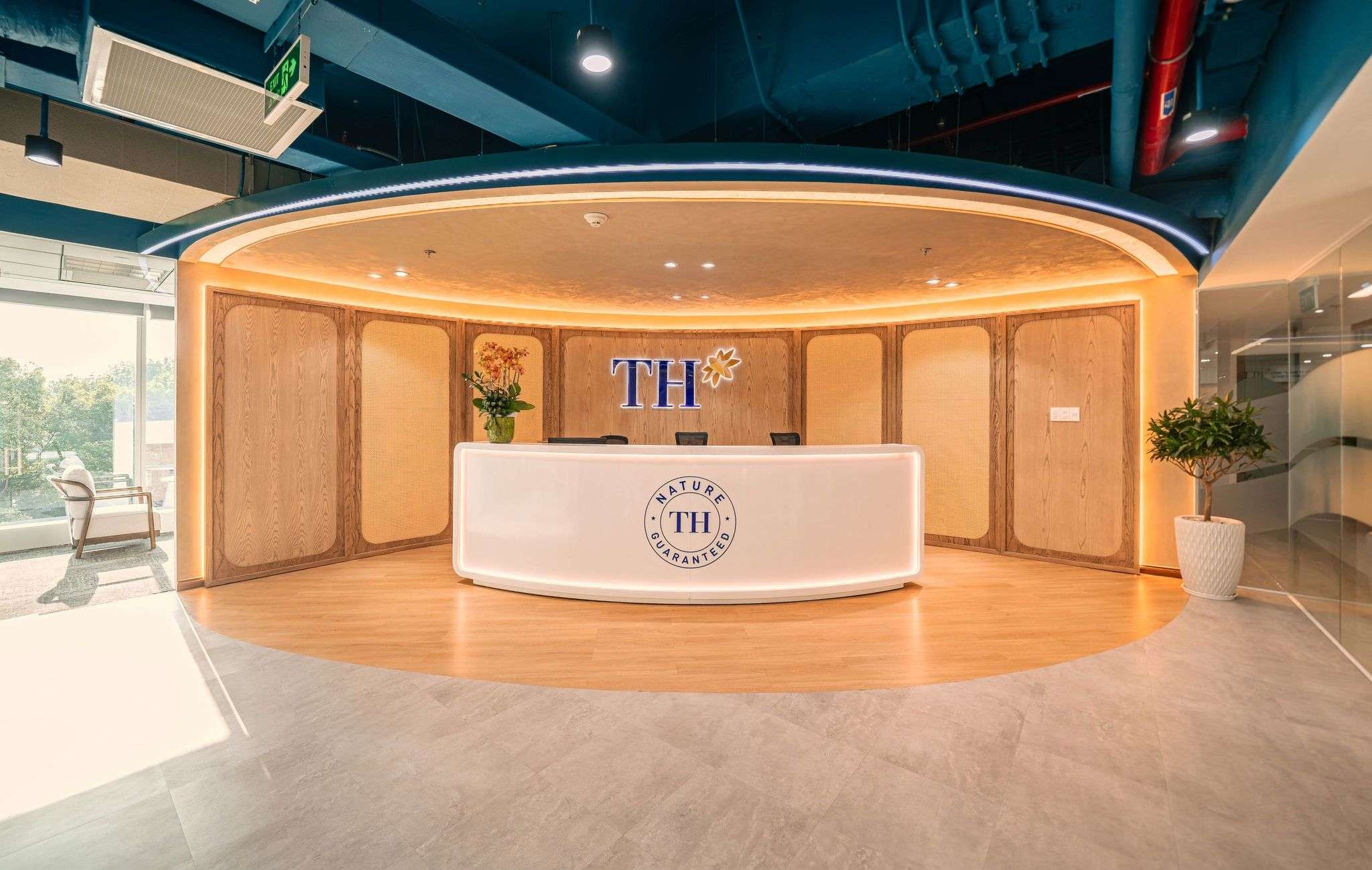 Khu vực lễ tân – "điểm chạm" đầu tiên đầy ấn tượng với thiết kế tinh tế, thể hiện sự chuyên nghiệp và tầm vóc của tập đoàn.