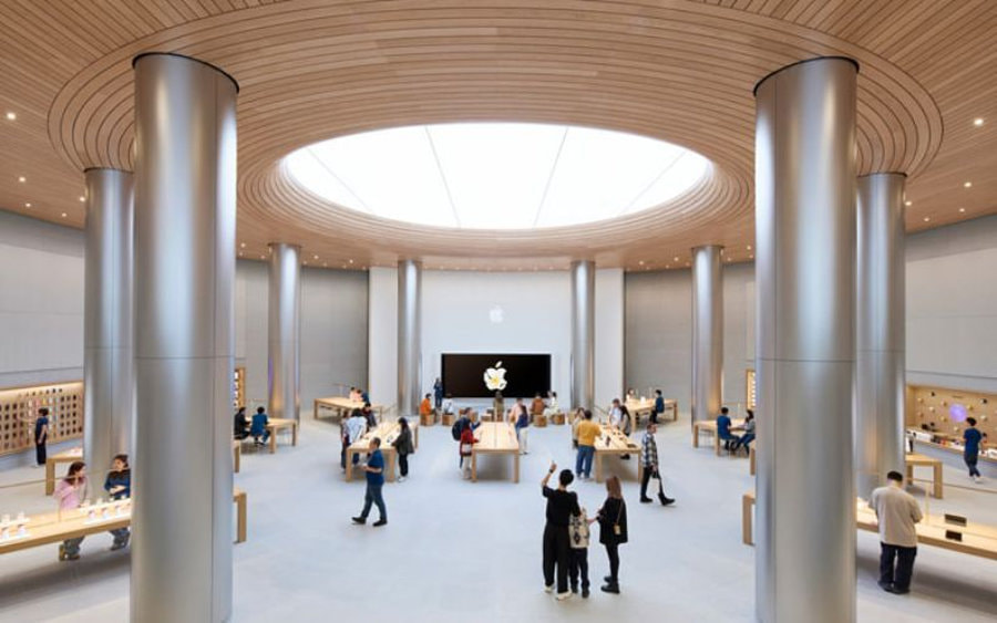 Không gian sảnh rộng lớn toát lên vẻ năng động với tone xám và nâu gỗ chủ đạo