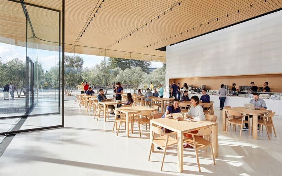 Khu vực pantry được thiết kế với hệ cửa kính lớn tạo sự kết nối với không gian bên ngoài