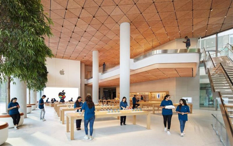 Khu vực trưng bày sử dụng chất liệu gỗ chủ đạo tạo nên không gian làm việc ấm cúng, gần gũi