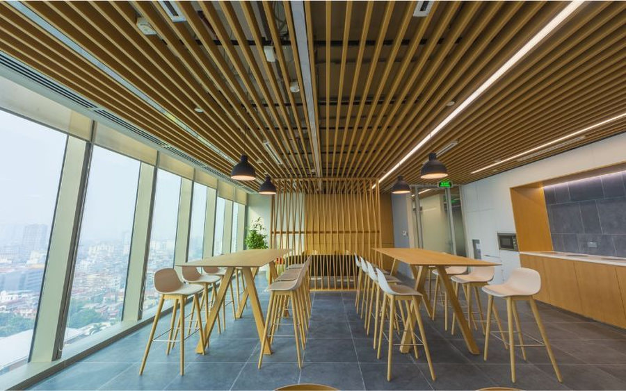 Quầy pantry được thiết kế với tone nâu gỗ chủ đạo vô cùng ấm cùng