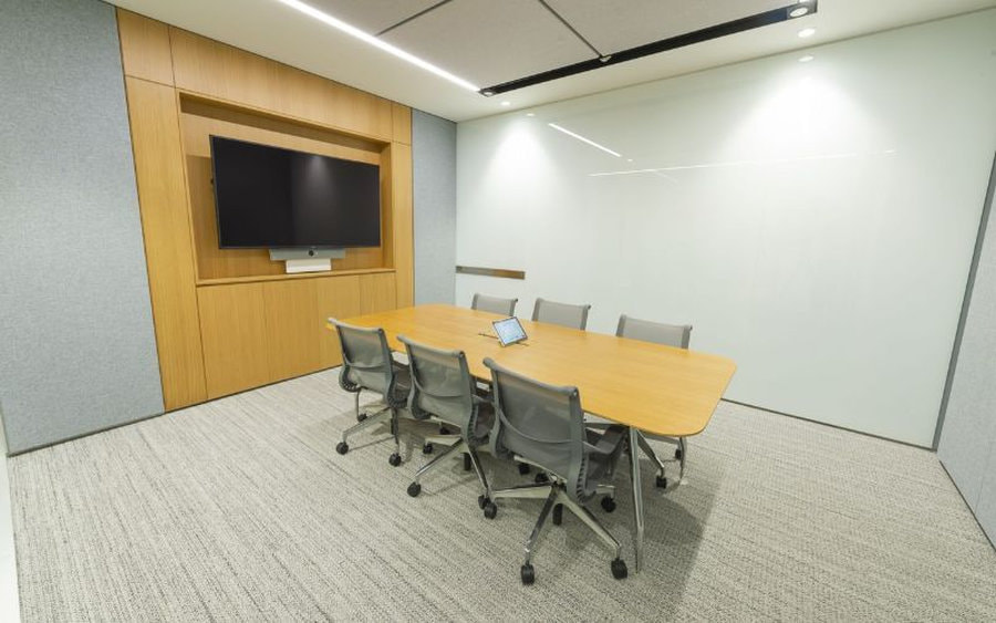 Không gian phòng họp nhỏ được thiết kế tinh giản tạo nên không gian vô cùng thông thoáng