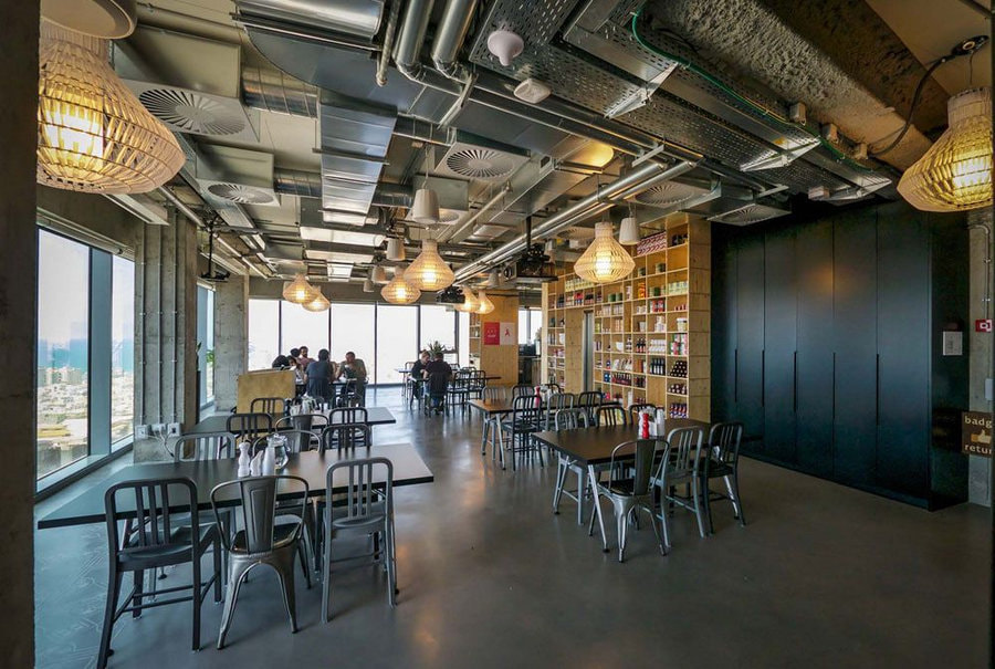 Khu vực pantry mang đậm chất phong cách công nghiệp với hệ trần thô đầy vẻ năng động