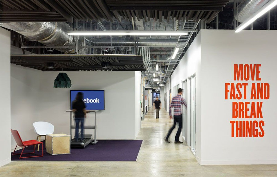 Các câu khẩu hiệu dễ dàng bắt gặp ở lối đi và không gian làm việc