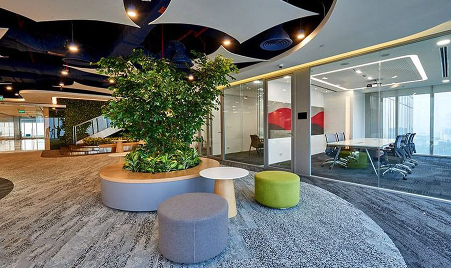 Khu vực lối đi được tô điểm thêm sắc xanh giúp không gian thêm phần tươi mới