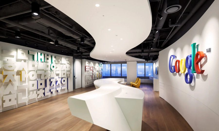 Sảnh văn phòng toát lên vẻ năng động với điểm nhấn ở các họa tiết nổi cực độc đáo