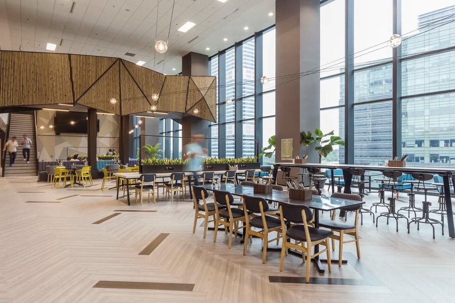 Không gian ăn uống vô cùng thông thoáng cùng tone nâu gỗ sáng và xám chủ đạo càng làm tăng thêm vẻ chuyên nghiệp cho văn phòng