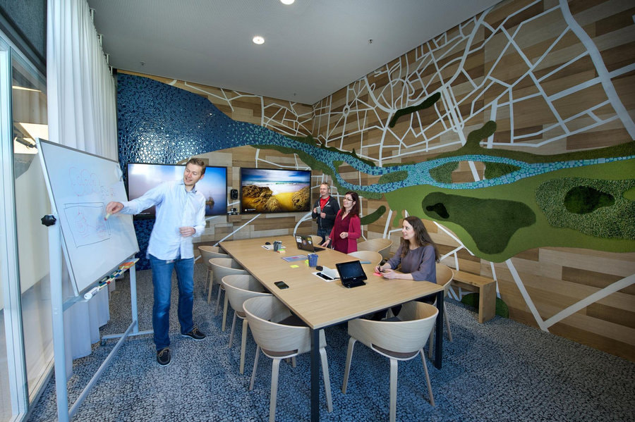 Phòng họp được thiết kế riêng biệt với không gian bên ngoài giúp tạo sự riêng tư