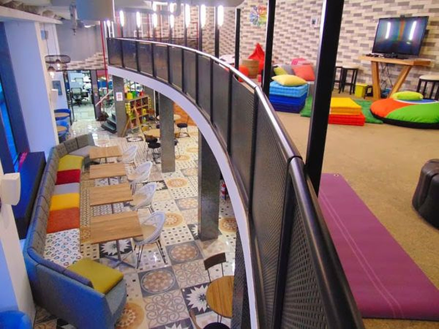 Khu vực nghỉ ngơi và thảo luận toát lên vẻ năng động với các gam màu tươi sáng chủ đạo