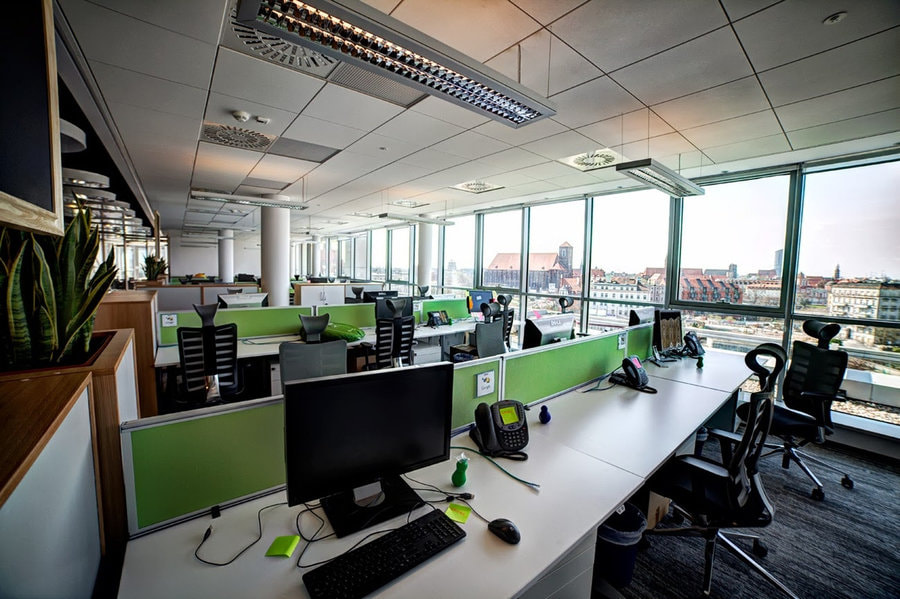 Phòng làm việc chung được thiết kế mở theo dạng bàn cụm 3 tạo lối đi rộng rãi