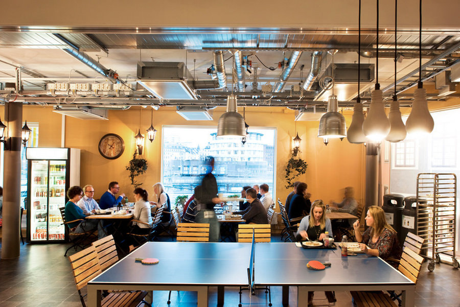 Phòng ăn vô cùng sinh động với sự kết hợp giữa vẻ hiện đại cùng phong cách Industrial cực ấn tượng