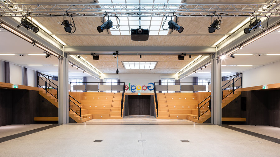 Sảnh văn phòng đầy vẻ hiện đại và có thêm điểm nhấn logo giúp thể hiện rõ nét hình ảnh doanh nghiệp