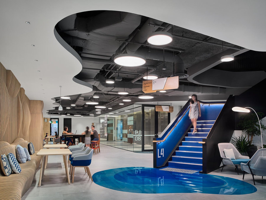 Ngay tại các lối đi cũng được bố trí bàn ghế để thuận tiện trong việc trao đổi