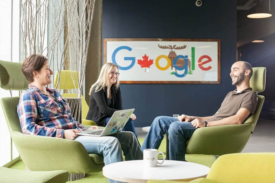 Phòng thảo luận toát lên vẻ chuyên nghiệp với điểm nổi bật ở bức tranh trang trí hình logo thương hiệu vô cùng đẹp mắt